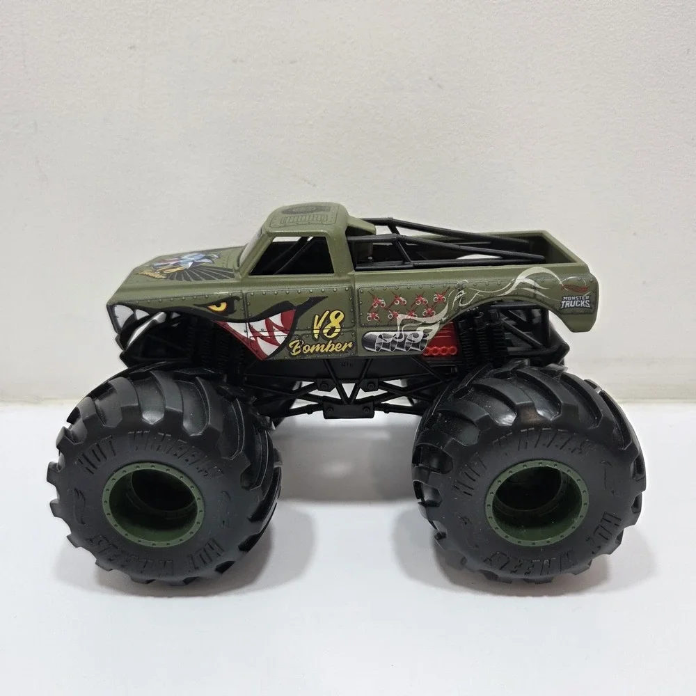 Hot Wheels Monster Jam Trucks V8 BOMBER 1:24 SCALE Truck Vehicle Used